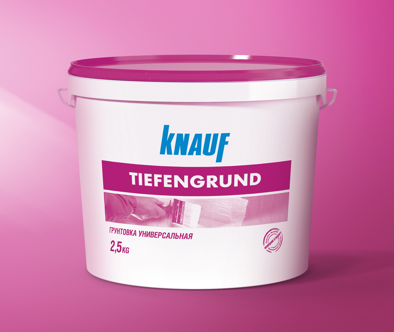 Белое пластиковое ведро с фиолетовой крышкой и надписью Knauf Tiefengrund стоит на фиолетовом градиентном фоне. На этикетке Soldis изображена кисть и текст на русском и немецком языках.
