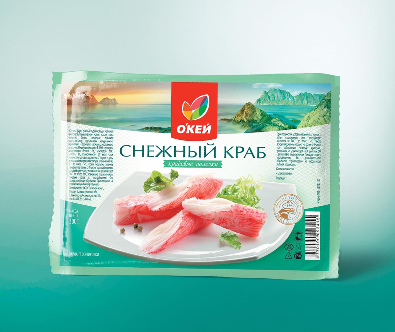 Упаковка палочек из сурими «Снежный краб» бренда О’КЕЙ от Soldis, на которой изображены крабовые палочки на белой тарелке с листьями салата и перцем на фоне живописного прибрежного пейзажа.