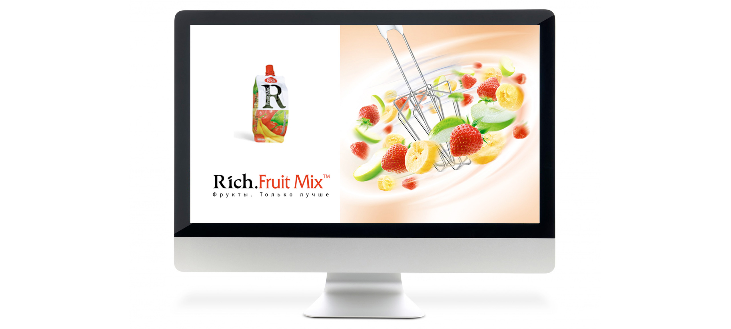 На экране компьютера отображается реклама Rich Fruit Mix от Soldis, на которой изображены пакетик продукта, фруктовые ломтики и кухонный венчик. Фон белый с текстом на русском и английском языках.