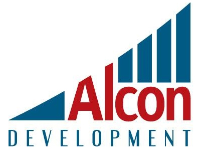 Логотип Alcon Development от Soldis. Слово Alcon написано жирными красными буквами, с синими треугольниками увеличивающейся высоты слева, напоминающими диаграмму роста. DEVELOPMENT написано ниже синими заглавными буквами.