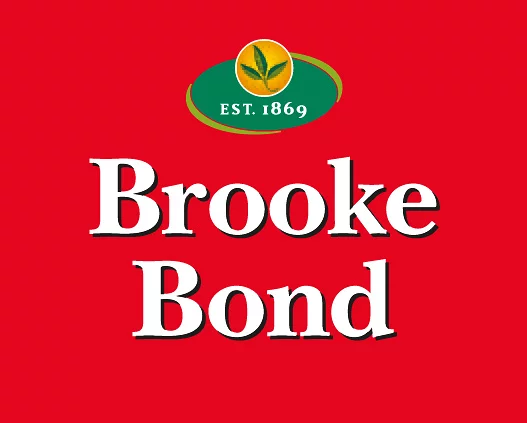 Логотип Brooke Bond с белым текстом на красном фоне, с зеленой и желтой эмблемой с двумя чайными листьями и словами EST. 1869 над названием бренда. Разработано совместно с Soldis.