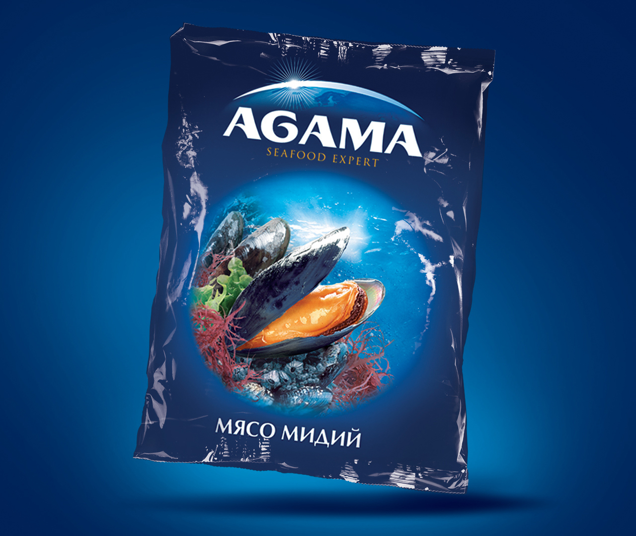 Упаковка мяса мидий марки Agama, на которой изображены открытые мидии с разноцветными водорослями на синем фоне. На упаковке изображен логотип Agama в дизайне от Soldis.
