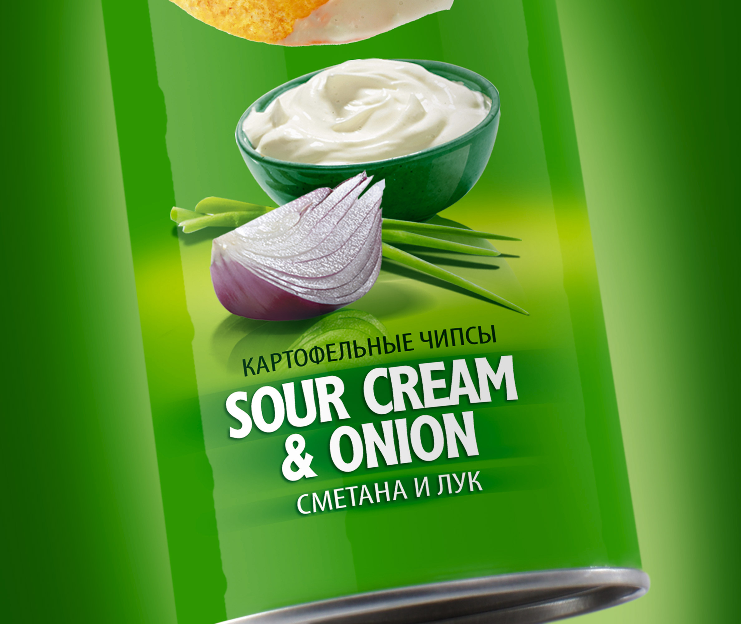 Зеленая банка картофельных чипсов в дизайне от Soldis с надписью «Sour Cream & Onion» на английском и русском языках, а также изображениями сметаны, лука и зеленого лука над текстом.