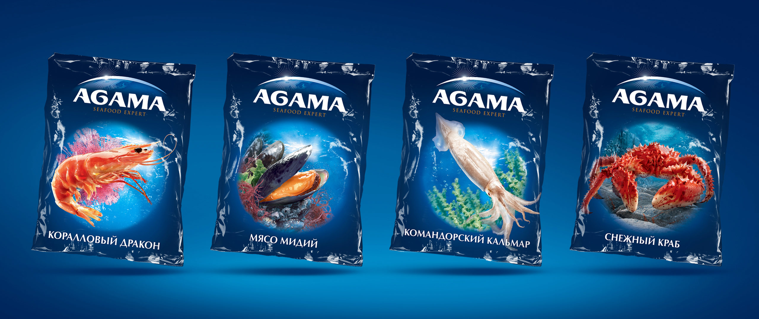 Четыре упаковки морепродуктов AGAMA на синем фоне в дизайне от Soldis.