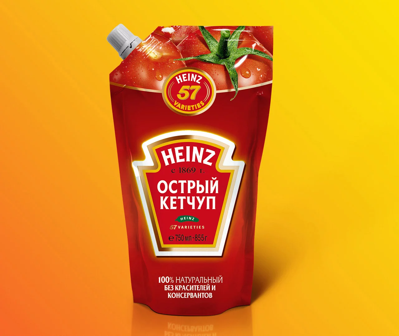 Красный пакет кетчупа Heinz с помидором и зеленым стеблем наверху, русским текстом и белой крышкой изображен на желтом градиентном фоне, созданном Soldis.