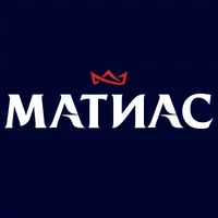 Белый стилизованный текст МАТИАС на темно-синем фоне с небольшим красным рисунком в виде короны над буквой И. Словесный знак отражает творческий подход Солдиса.