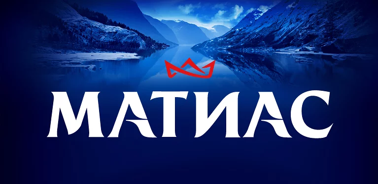 Белый текст жирным шрифтом читает МАТИАС над спокойным синим фьордом со снежными горами по обеим сторонам. Над текстом находится простая красная графика рыбы или короны, отражающая стиль Soldis.