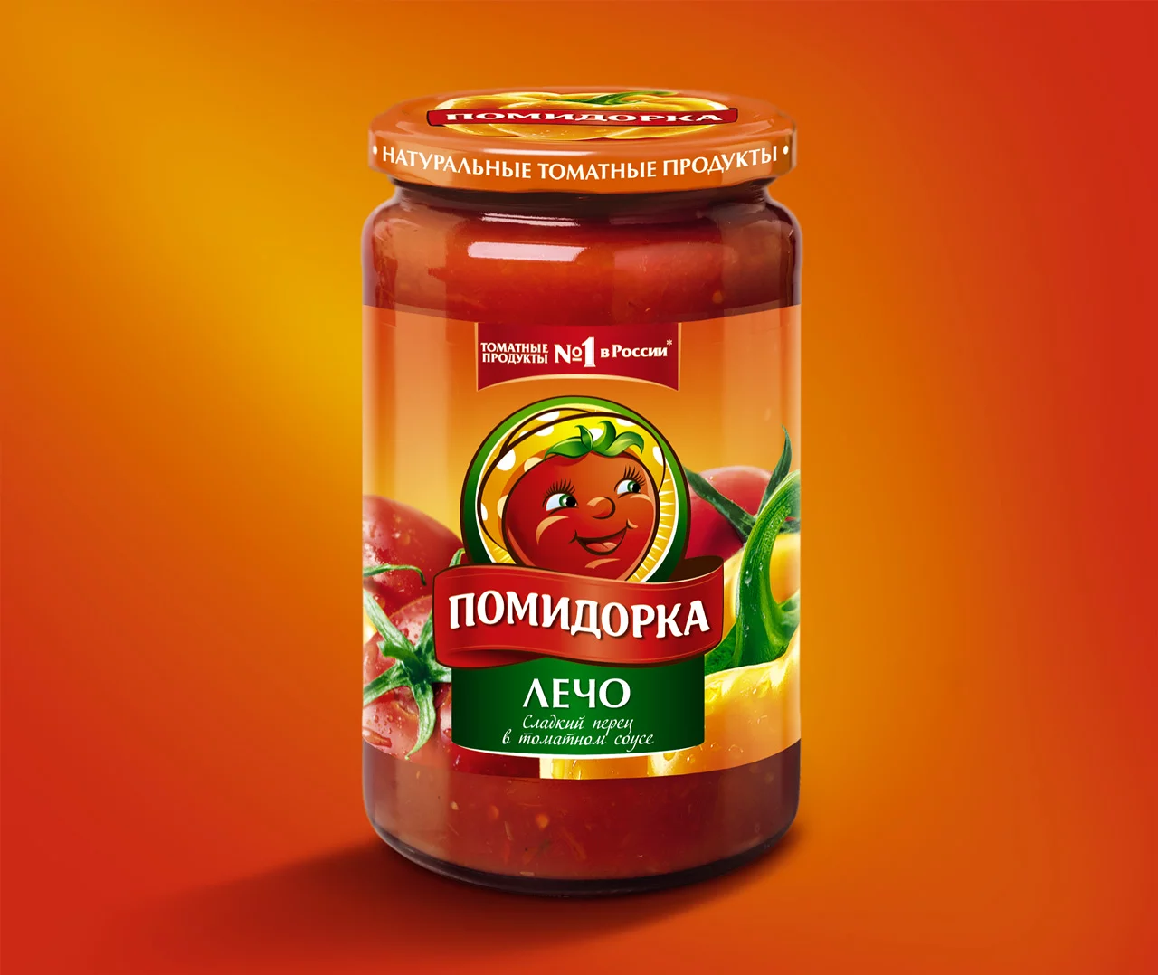 Стеклянная банка Pomidorka Lecho с красно-желтой этикеткой, на которой изображен улыбающийся томат на оранжевом градиентном фоне. Soldis предлагает этот сладкий перец в томатном соусе.