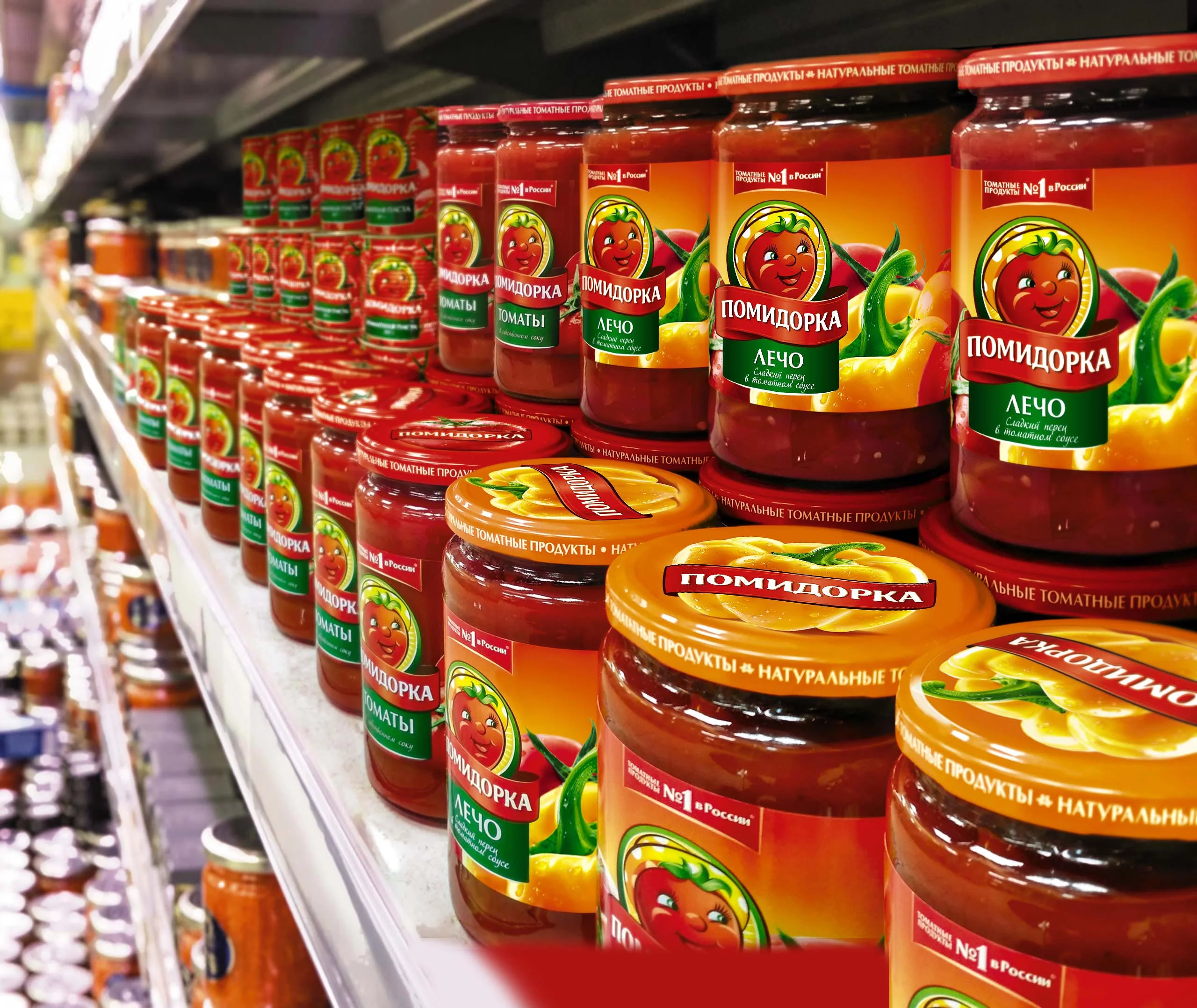 Банки с томатной продукцией марки «Помидорка» аккуратно расставлены на полках супермаркетов. На них ярко-красные этикетки с изображением мультяшного помидора, текстом на русском языке и логотипом Soldis.