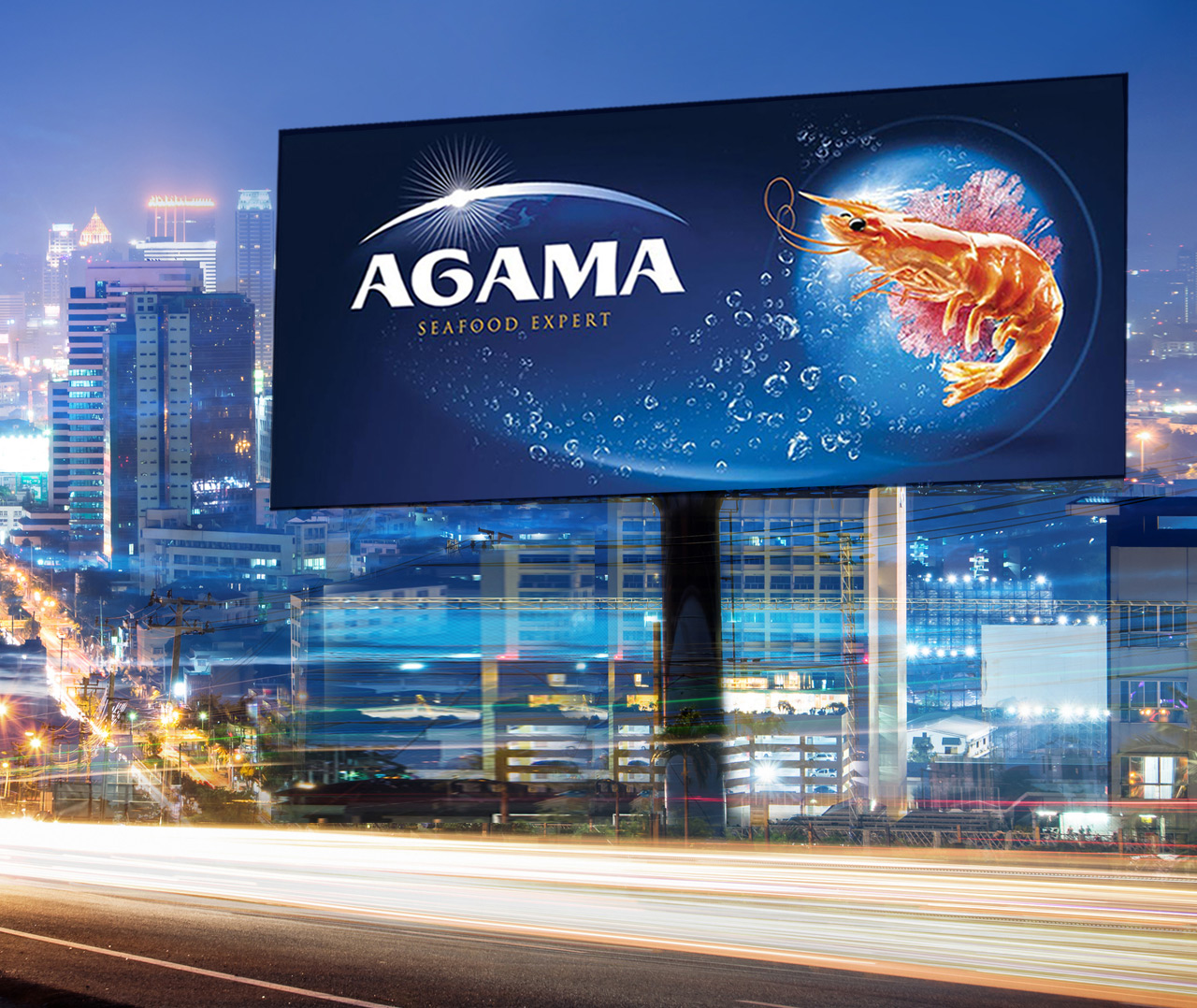 Рекламный щит с логотипом AGAMA Seafood Expert, большим изображением креветок в дизайне от Soldis.