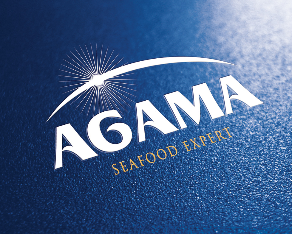 Белый текст AGAMA со звездным узором сверху и SEAFOOD EXPERT золотом снизу на текстурированном синем фоне от Soldis.