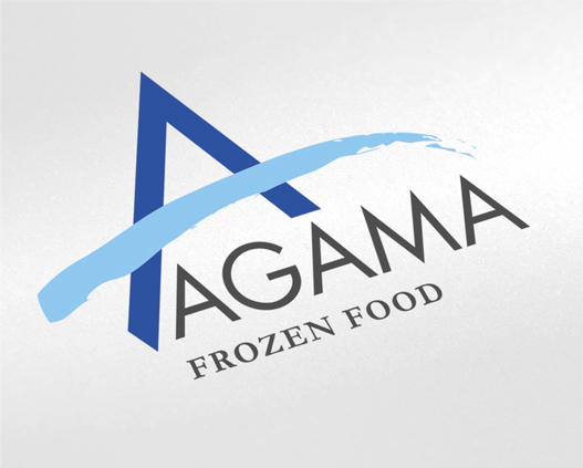 Логотип Agama Frozen Food, представляющий собой большую синюю букву A с пересекающим ее светло-голубым мазком кисти, созданный Soldis, а также слова AGAMA и FROZEN FOOD, написанные ниже жирным темным шрифтом.