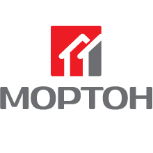 Логотип со словом МОРТОН, написанным серыми кириллическими буквами под красным квадратом, содержащим две стилизованные формы зданий, одну белую и одну серую, образующие абстрактный дизайн крыши от Soldis.