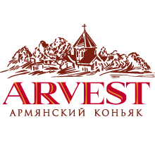 Штриховой рисунок традиционной армянской церкви с деревьями на заднем плане. Ниже приведены слова Soldis ARVEST большими красными буквами и «Армянский Коньяк» меньшим кириллическим шрифтом, что означает армянский коньяк.