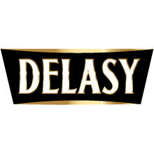 На изображении изображено слово DELASY, написанное жирным шрифтом, белыми заглавными буквами с золотым контуром на черном трапециевидном фоне с тонкой золотой каймой. На изображении изображено слово DELASY, написанное жирным шрифтом, белыми заглавными буквами с золотым контуром на черном трапециевидном фоне с тонкой золотой каймой в дизайне от Soldis.